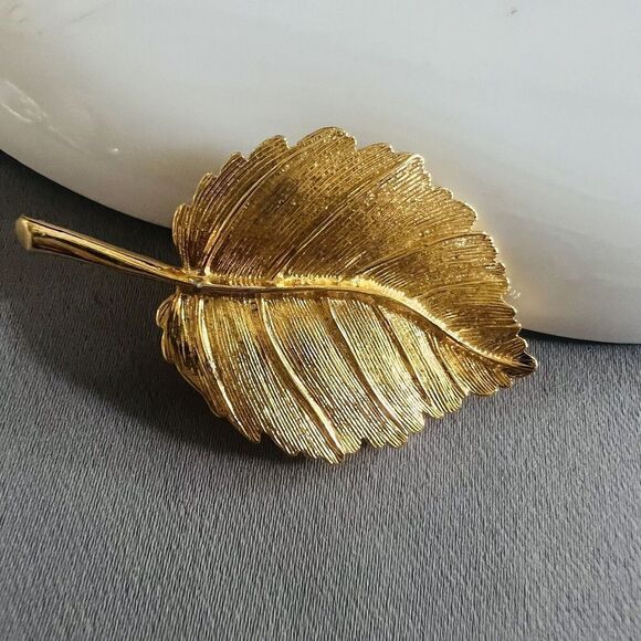 Vintage signed AK Anne Klein Brooch Leaf Brushed Gold Tone 1521 - Picture 5 of 8
